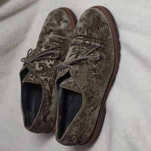 Stuart Weitzman Metro Velvet Embroidered Oxford Shoes